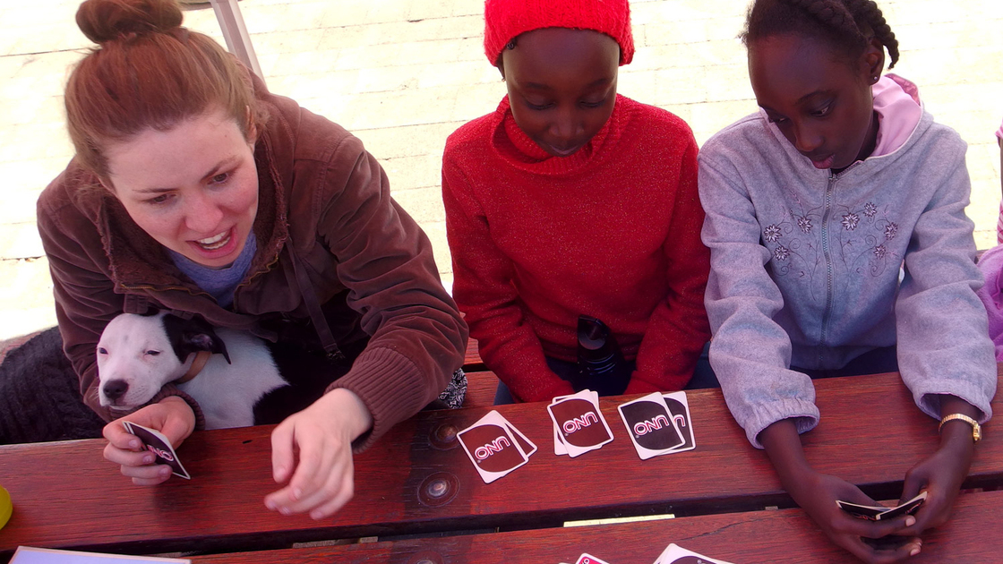 Ghina Trietsch plays 'Uno' with Elizabeth and Hope Githembe.