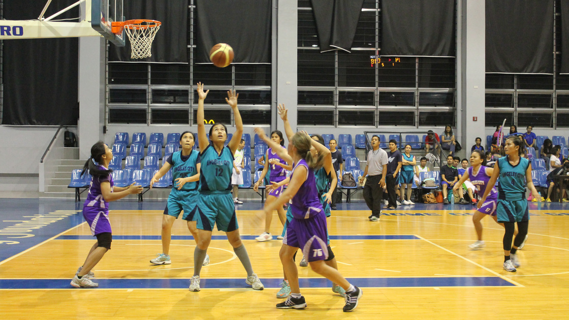 Beverly Cajandab of Team Shooting Stars receives the ball_16x9_Reniel Padua.jpg