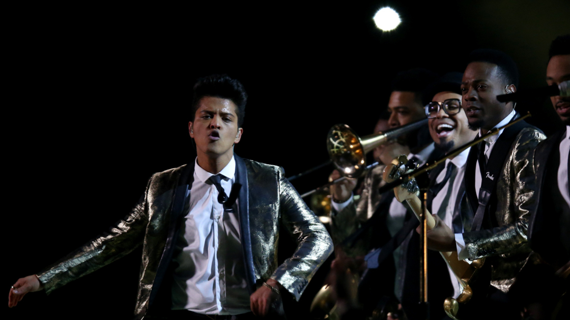 16x9(Song of fools)
EAST RUTHERFORD, NJ - FEBRUARY 02:  Bruno Mars performs during the Pepsi Super Bowl XLVIII Halftime Show at MetLife Stadium on February 2, 2014 in East Rutherford, New Jersey.  (Photo by Jeff Gross/Getty Images) *** Local Caption *** Bruno Mars