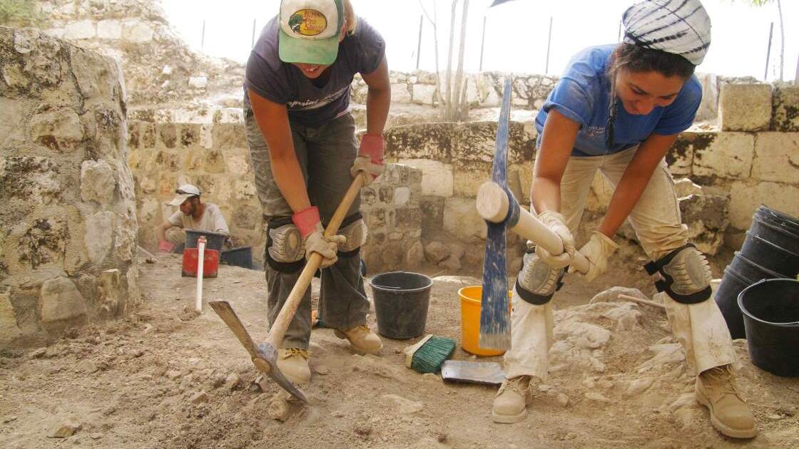 Jeru006.JPG Herbert W. Armstrong College student volunteers help at a dig site in Jerusalem.