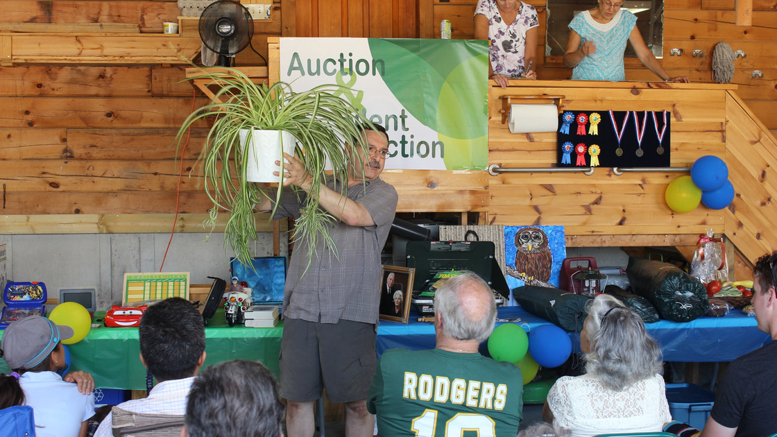 Regional Director Fred Dattolo takes bids during the live auction.