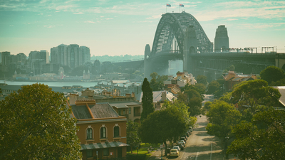 MEM SHB Early morning sunlight streams through Sydney's iconic Harbour Bridge. 16x9