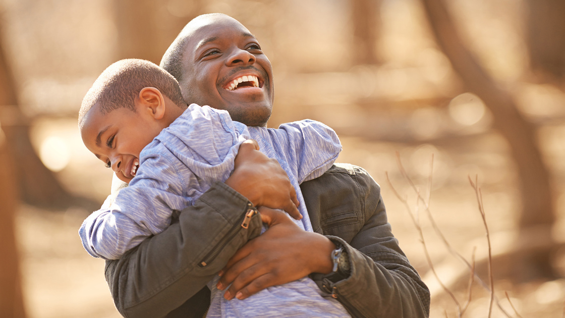 Shot of a father and son enjoying a day outdoorshttp://195.154.178.81/DATA/i_collage/pu/shoots/805409.jpg