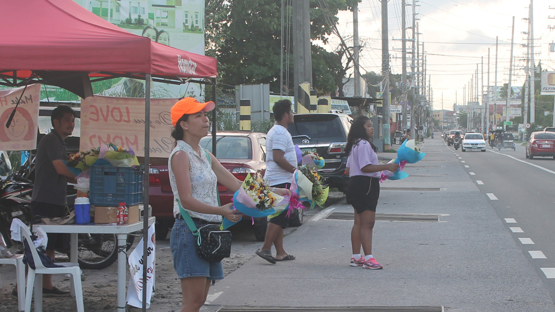  ACT PHIL MD Flower Fundraiser, selling flowers by the street 