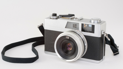 Image of an "old school" rangefinder. Useful image for any photographic need.