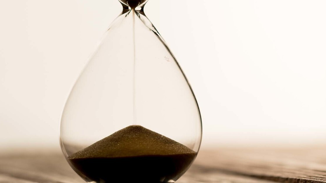 211115-hourglass-iStock-1097459172.jpg