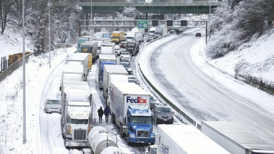 230222 Vehicles stranded on Portland freeways - Dave Killen.jpg