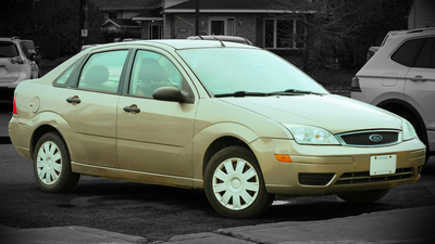 260113-2005_Ford_Focus_ZX4_SE_in_Arizona_Beige_Clearcoat_Metallic,_front_right,_2024-11-06.jpg