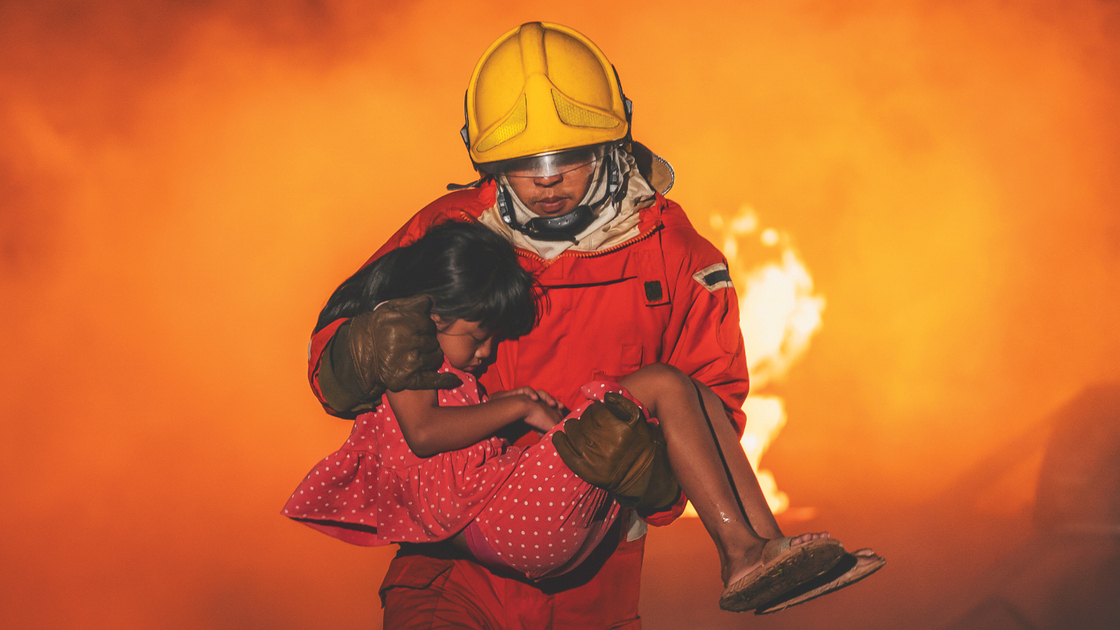 Firefighters bravely help fire victims out of the fire